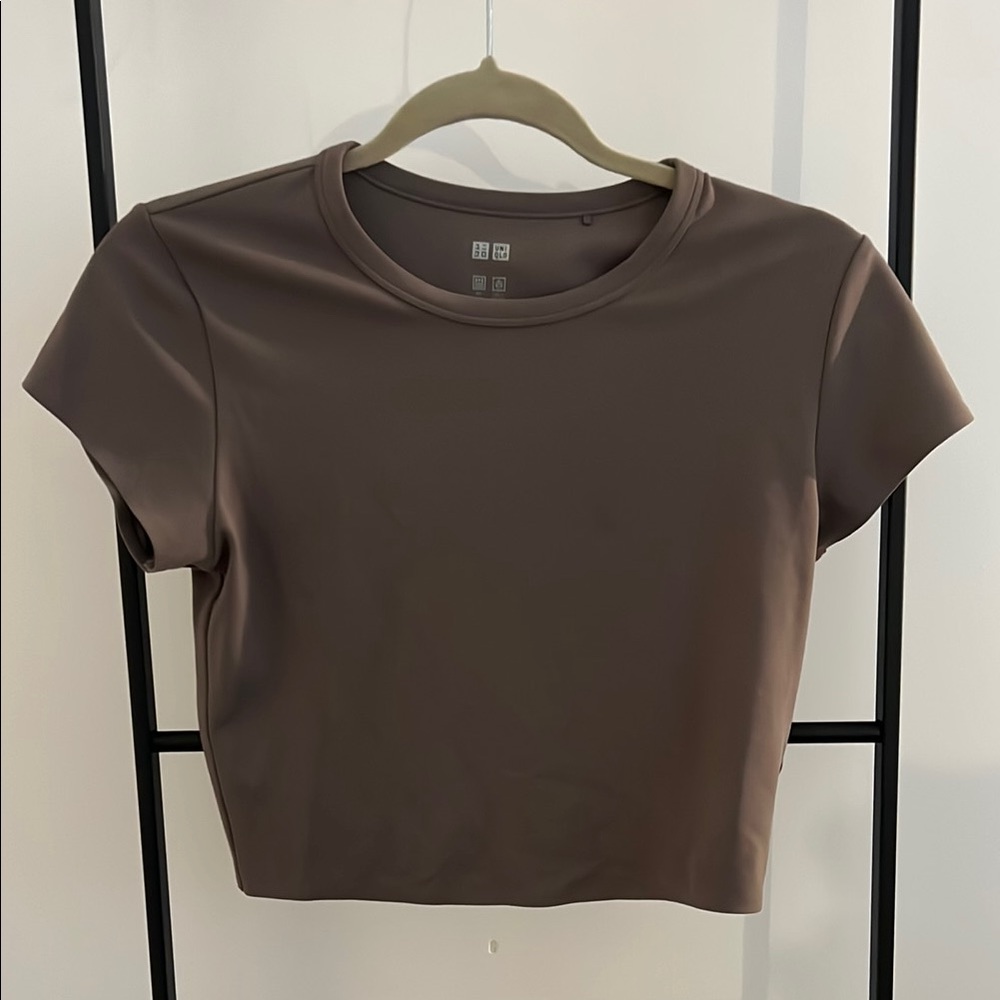 Uniqlo airism crop top